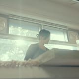 햇빛이 들어오는 창문 앞. 가운데 왼쪽에 한 사람이 옆모습으로 서 있고, 창문 위쪽 양옆에 환풍기가 보이는 모습.