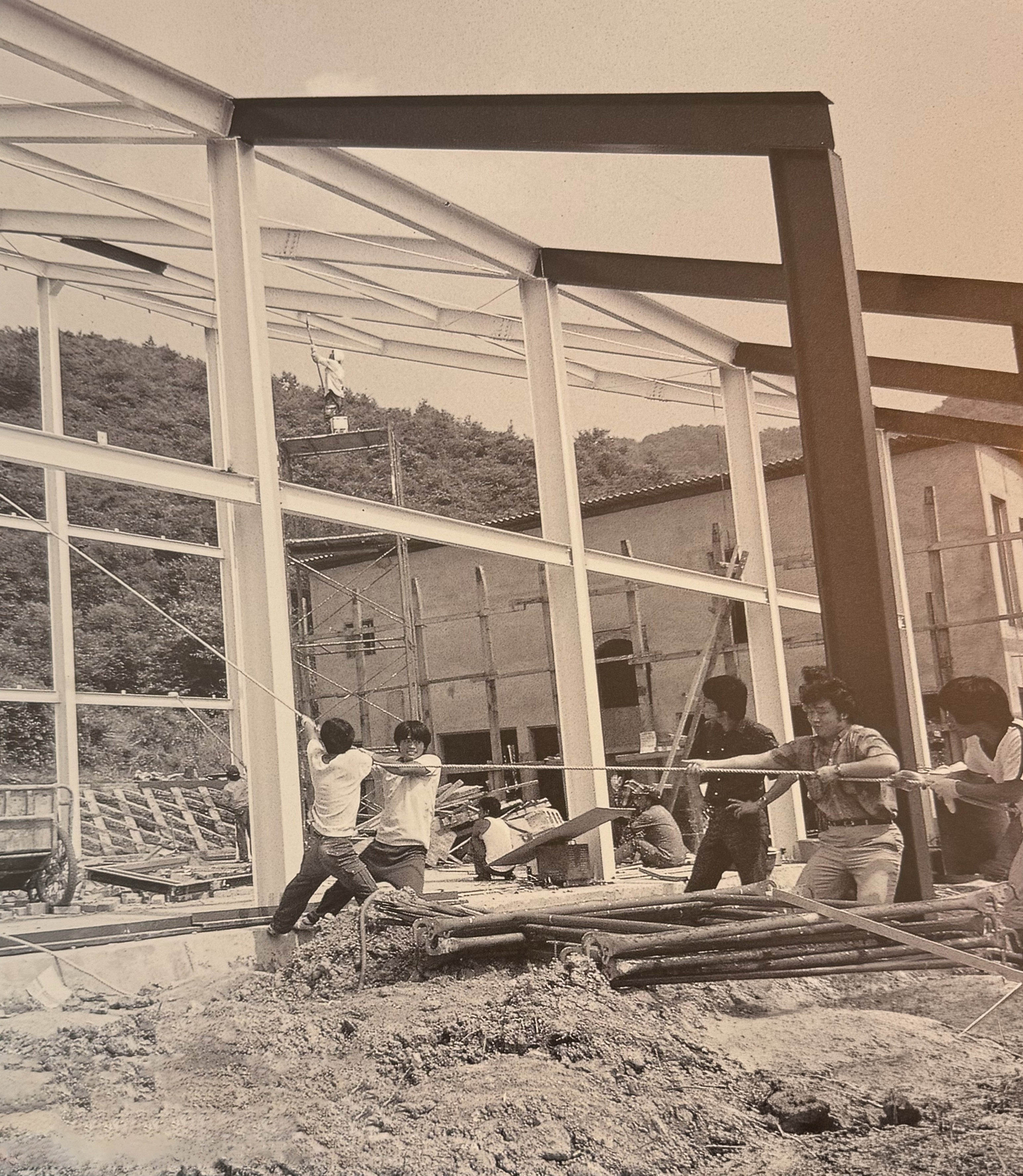 The original studio approach, set into the Yongin forest.